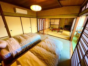 京丹后市Japanese style hotel Morigen的卧室设有一张床,客厅享有风景。