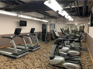 凯洛格Morning Star Lodge - Hosted by Linda的健身房设有跑步机和椭圆机