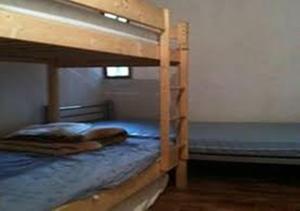 Zevaco麦克唐纳德休闲度假屋酒店的一间卧室配有两张双层床。