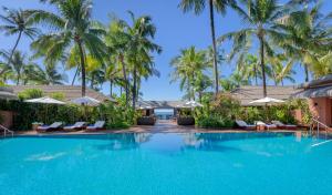 额布里湾景 - 海滩度假村的棕榈树度假村的游泳池