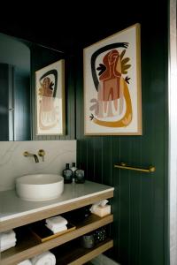 阿勒达拉Cupitt's Estate Villas的浴室设有水槽和两张框图