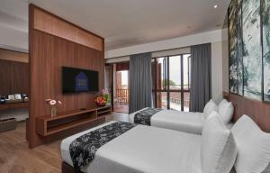 马六甲Baba House Melaka的酒店客房设有两张床和电视。