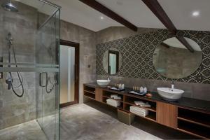 马六甲Baba House Melaka的一间带两个水槽和玻璃淋浴间的浴室