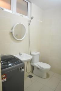 加影AZFA Duplex Suite at De Centrum Putrajaya Bangi FREE WIFI的一间带卫生间、水槽和镜子的浴室