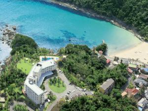 下田下田东急酒店的享有度假胜地和海滩的空中景致
