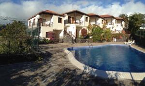 戈梅拉岛圣塞瓦斯蒂安圣塞瓦斯蒂安持杰里公寓的别墅前设有游泳池