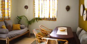 布韦朱Maryam Garden Apartments & Villa的客厅配有桌子和沙发