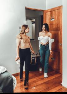 库斯科Hotel Feimar的两名妇女站在房间里