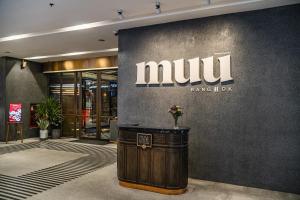 曼谷曼谷MUU酒店的墙上有模特标志的大堂