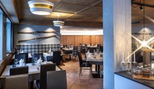 阿尔卑斯休斯山贝拉维斯塔酒店的一间在房间内配有桌椅的餐厅