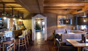 阿尔卑斯休斯山贝拉维斯塔酒店的餐厅设有酒吧和桌椅