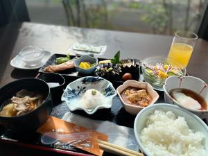 上越市APA Hotel Joetsu Myoko-Ekimae的餐桌上摆放着食物和饮料