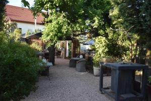 WadgassenHeimat Floral Ferienhaus的花园设有桌椅和一棵树