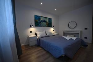 普雷代亚尔R&B Studio的一间卧室配有蓝色的床和壁炉