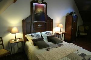 Saint-Germain-de-la-Coudre香柏乐迪德曼德劳波尼狄瑞酒店的一间卧室配有一张带2个床头柜的大床