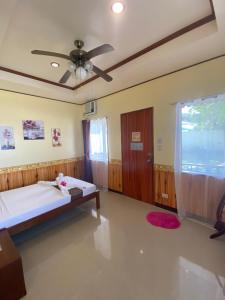 爱妮岛Fabregas Beach Cottages的一间卧室配有一张床和吊扇