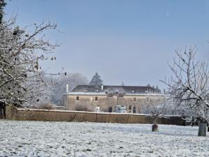 Chambre ducale的田野上的房子,地面上积雪