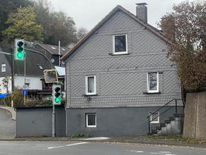 锡根Siegen Achenbach 3的房屋前的绿色交通灯
