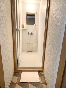 小樽Otaru Garden Stay的浴室设有镜子和淋浴