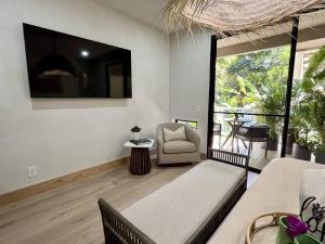 维雷亚Tiki Tiki - Gorgeous Boho Beach Hideaway!的客厅配有沙发和椅子