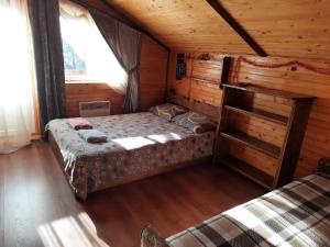 沃罗赫塔Котедж Віадук的小木屋内一间卧室,配有一张床