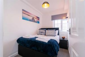 达宁顿堡Stylish & Central 2 bedroom apartment - Fast WiFi的一间卧室配有带毛巾的床