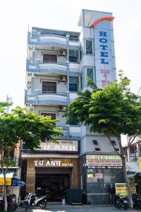 河仙Khách Sạn Tú Anh的一座高大的白色建筑,上面有标志