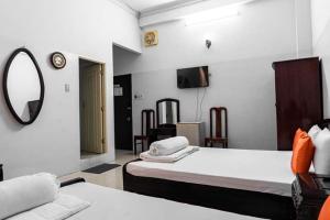 河仙Khách Sạn Tú Anh的一间卧室配有一张大床和镜子