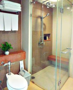 七岩差安长海滩酒店的浴室设有玻璃淋浴间和卫生间