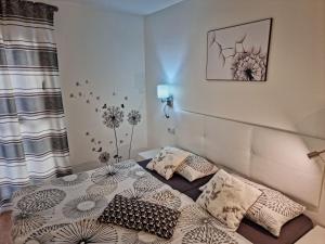 卡拉米洛Cozy apartment with a fantastic sea view的一间卧室配有两张带枕头的床。