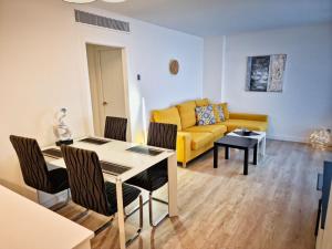 卡拉米洛Cozy apartment with a fantastic sea view的客厅配有黄色的沙发和桌子