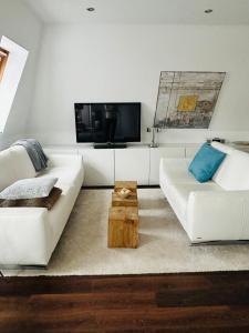 柏林Design Apartment的客厅配有白色的沙发和桌子