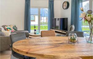 登乌弗Kavel 12的客厅配有木桌和电视。