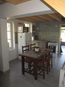 蒙特里夏尔Le Pavillon Tilia的厨房配有桌椅和冰箱。