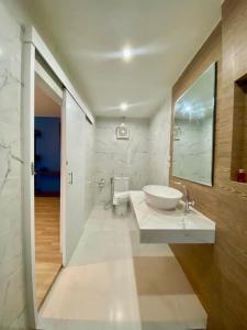 Ban Khlong HaengBlue Ba You Resort的白色的浴室设有水槽和镜子