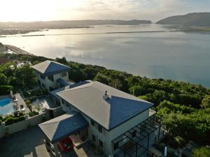 克尼斯纳卡诺坎普之家酒店的享有水景的房屋空中景致