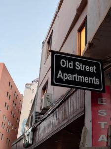 瓦迪穆萨Old Street Apartment的大楼一侧旧街公寓的标志