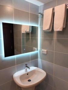 瓦迪穆萨Old Street Apartment的浴室配有盥洗盆、镜子和毛巾