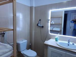克卢什Apartamentos Turisticos Queluz的一间带卫生间、水槽和镜子的浴室