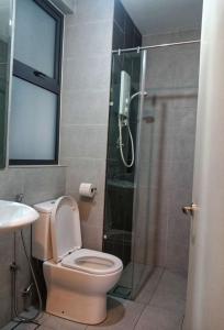 普特拉贾亚Staycationbyrieymona - 3BR Condo, CLIO 2, Putrajaya的带淋浴、卫生间和盥洗盆的浴室