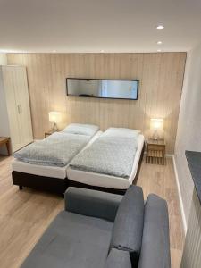 杜塞尔多夫Apartmenthaus Sonnen的一间卧室配有两张床和一张沙发。