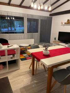 希格斯多夫Ferienwohnung Atelier的客厅配有红色的桌子和椅子