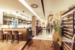 普特布斯Hafenhotel zu Putbus的餐厅设有带凳子的酒吧