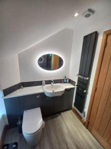 埃尔金Telford Escape的浴室配有白色卫生间和盥洗盆。
