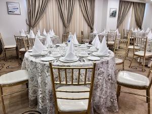阿可贺巴The Proud Hotel Al Khobar的用餐室配有带餐巾的桌子