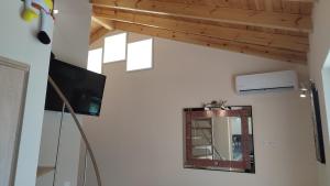 TavariLesvos Tavari bay的天花板的房间里,镜子和电视
