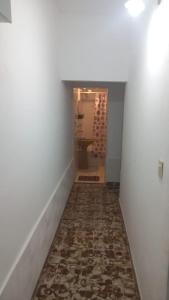圣路易斯Casa LA ARGENTINA的走廊上设有铺有瓷砖地板的房间