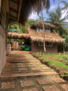 大玉米岛Coconut Castle at La Lodge at Long Bay的茅草屋顶和小路的房子