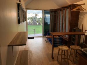 高兰Walden Koh Lanta - Tiny Homes by the Sea的客厅配有桌椅和窗户。
