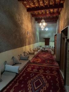 TissintRyad lcaid的一间配有沙发和地毯的大房间
